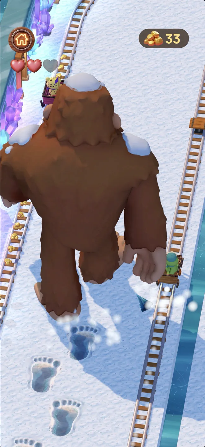 Un Bigfoot géant et enneigé marche entre les rails pendant qu'Ollie et Leo passent à toute vitesse